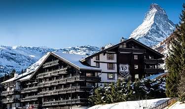 Hotel Alpenhof Aussenansicht mit Matterhorn