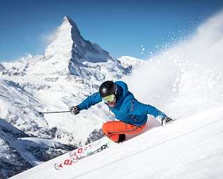 Skifahrer vor Matterhorn cr Pascal Gertschen