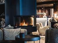 alpenhof Lobby Kamin