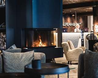 alpenhof Lobby Kamin