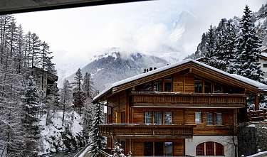 Blick vom Balkon mit verstecktem Matterhorn