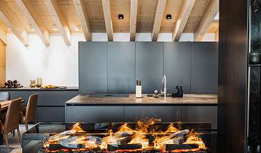 stylischer Kamin im Wohnraum