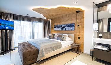 Geräumiges Schlafzimmer (links)