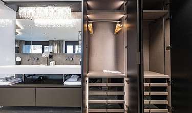 Kleiderschrank und Waschbecken im Schlafzimmer (links)