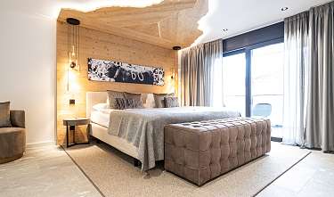 Grosszügiges Schlafzimmer (rechts)