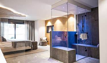 Schlafzimmer (rechts) mit Dampfdusche