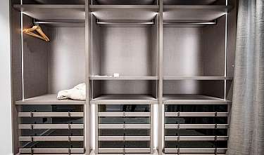 Kleiderschrank Schlafzimmer (rechts)