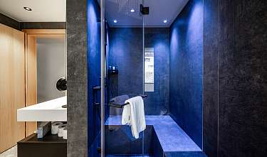 Badezimmer mit Dusche