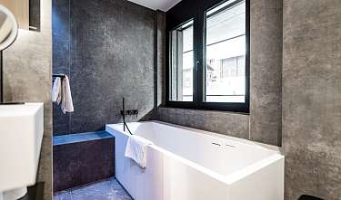 Badezimmer mit Badewanne und Dusche