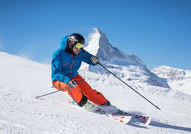 Sportlicher Skifahrer vor Matterhorn cr Pascal Gertschen