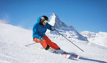 Sportlicher Skifahrer vor Matterhorn cr Pascal Gertschen