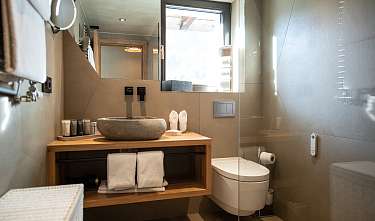 Badezimmer mit Dusche und WC